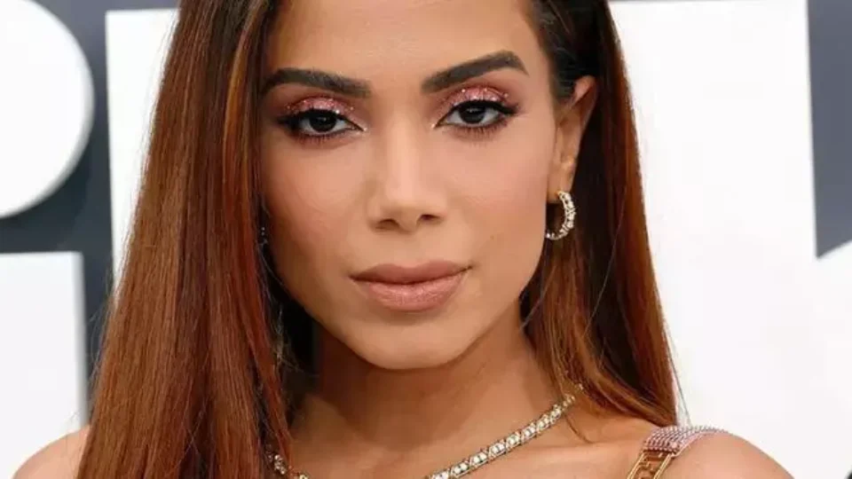 Anitta ganha presente inusitado e diz para fã: ‘Vou enfiar ele no teu c*’; VEJA VÍDEO