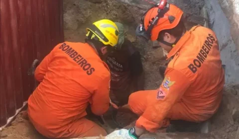 Trabalhador fica parcialmente soterrado e é socorrido; veja vídeos