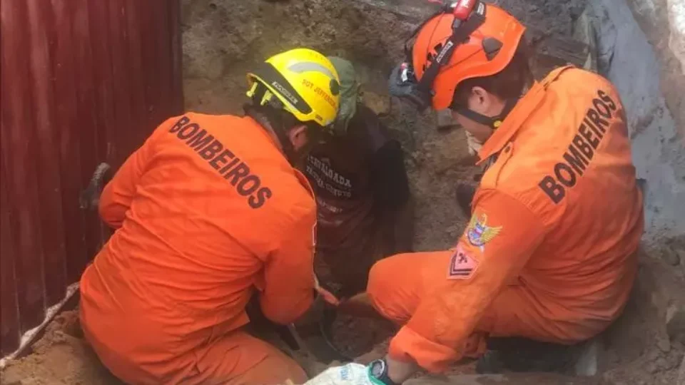 Trabalhador fica parcialmente soterrado e é socorrido; veja vídeos
