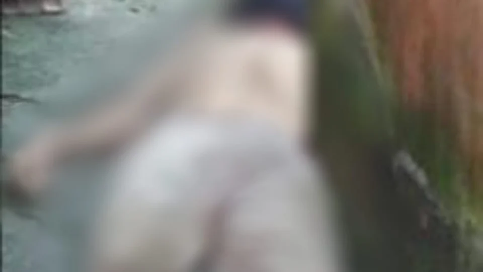 Homem é encontrado morto com facada cravada no pescoço