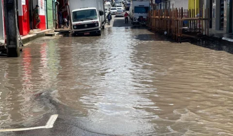 Rua alagada causa transtornos no Centro de Manaus
