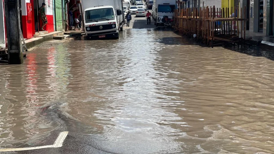 Rua alagada causa transtornos no Centro de Manaus