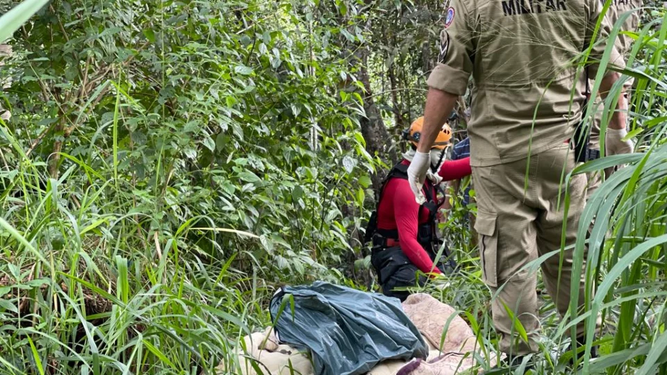 VÍDEO: cadáver é encontrado em área de mata no bairro Nova Cidade
