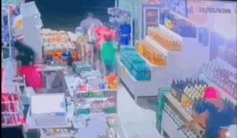 VÍDEO: jovem é morto com tiros pelas costas em distribuidora da família no AM