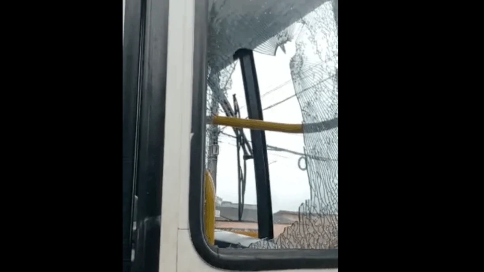 Homem quebra vidro de ônibus com golpe de terçado; VEJA VÍDEO