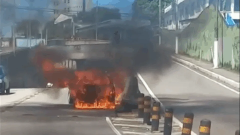 VEJA VÍDEO: carro pega fogo na avenida Darcy Vargas