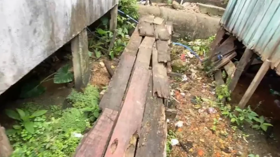 Moradores do beco da Compensa reclamam de ponte em situação precária