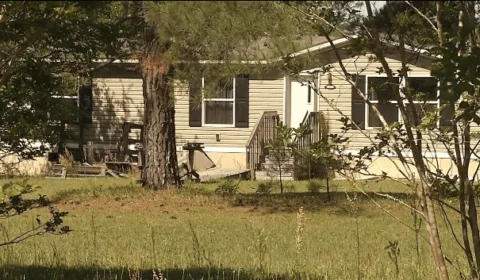 Homem morre ao estrangular e enterrar mulher que tinha acabado de matar