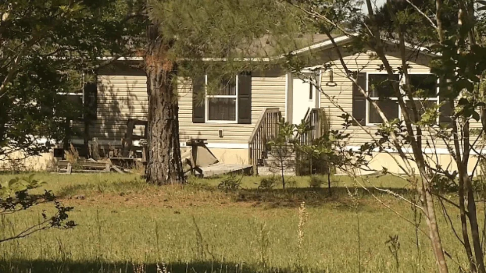 Homem morre ao estrangular e enterrar mulher que tinha acabado de matar