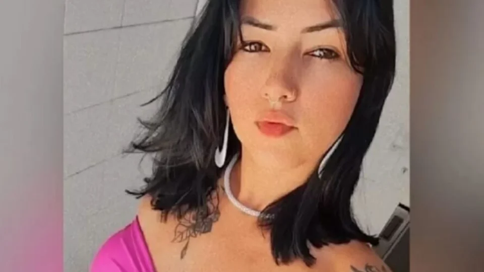 Mãe deixa bolsa cair com arma engatilhada e mata filha