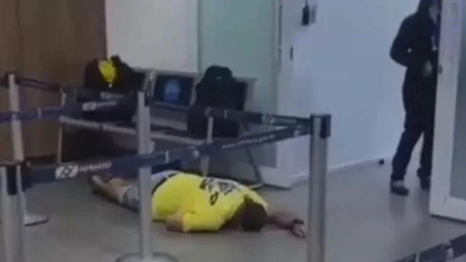 VEJA VÍDEO: Seguranças agridem passageiro em aeroporto
