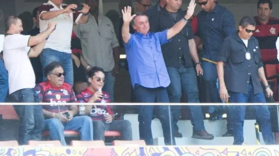 Bolsonaro e Mourão assistem ao jogo do Flamengo e Botafogo