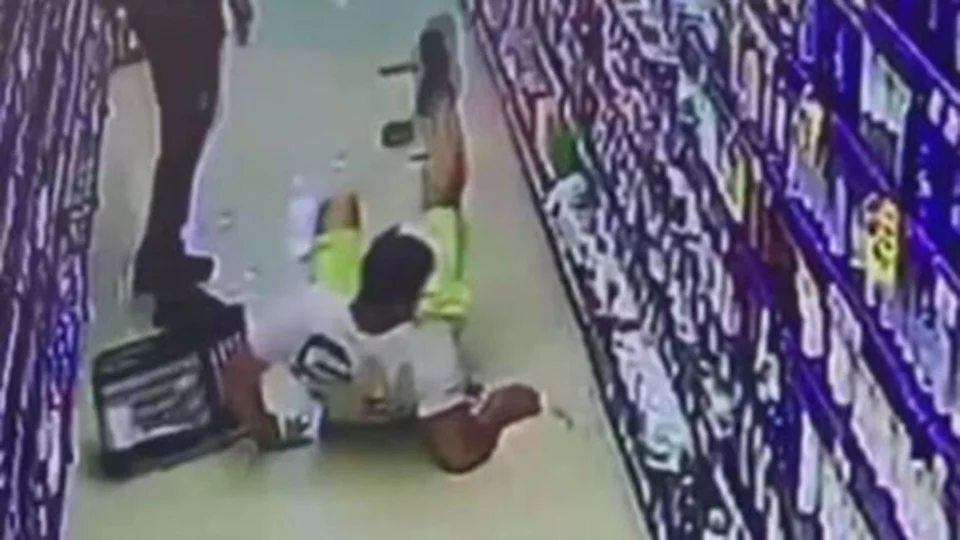 Vídeo: homem simulava quedas para conseguir indenizações