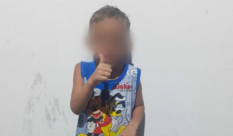 Criança é esquecida durante parada de ônibus na BR-174 em Presidente Figueiredo