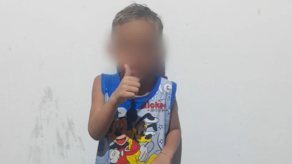 Criança é esquecida durante parada de ônibus na BR-174 em Presidente Figueiredo