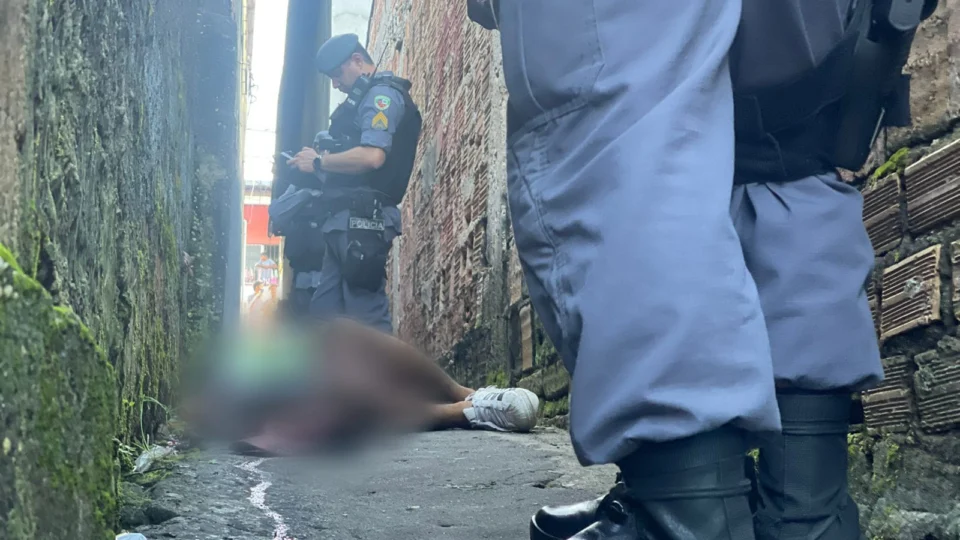 Homem é assassinado em beco da Compensa