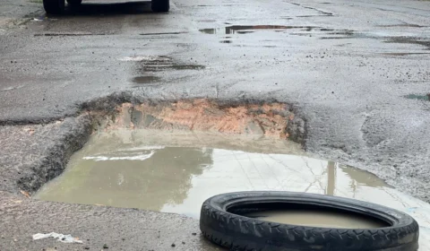 Moradores sofrem com buracos na comunidade Parque Rio Solimões
