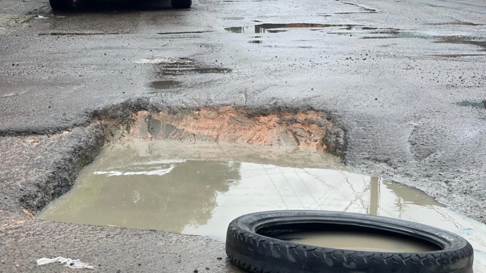 Moradores sofrem com buracos na comunidade Parque Rio Solimões