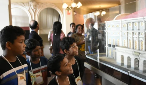 Teatro Amazonas recebe crianças da comunidade do Livramento