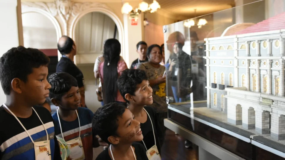 Teatro Amazonas recebe crianças da comunidade do Livramento