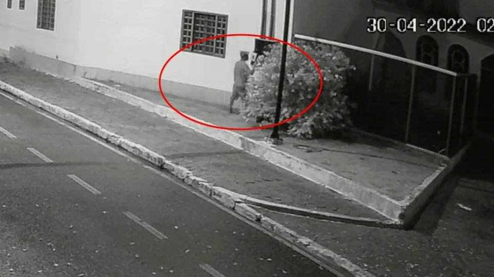 VEJA VÍDEO: ladrões roubam fios de igreja