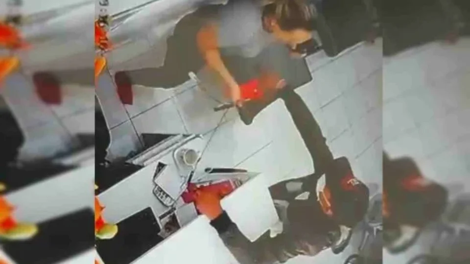 VEJA VÍDEO: Ladrão ataca mulher em salão de beleza e rouba celular