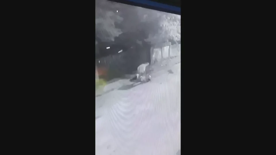 Câmera flagra homem espancando uma mulher no meio da rua