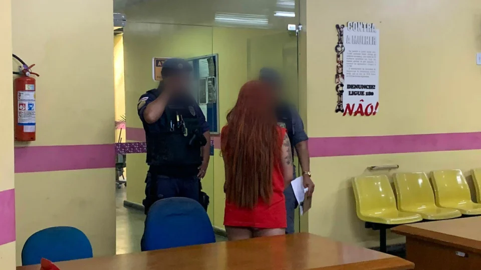 Jovem é presa após esfaquear companheira durante briga, em Manaus