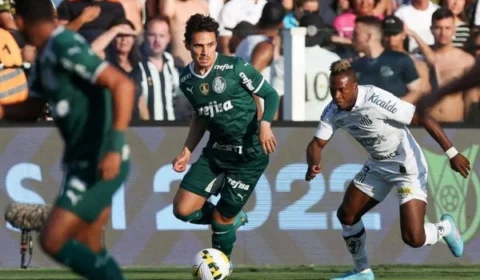 Veiga perde pênalti, mas Palmeiras vence Santos e lidera o Brasileirão