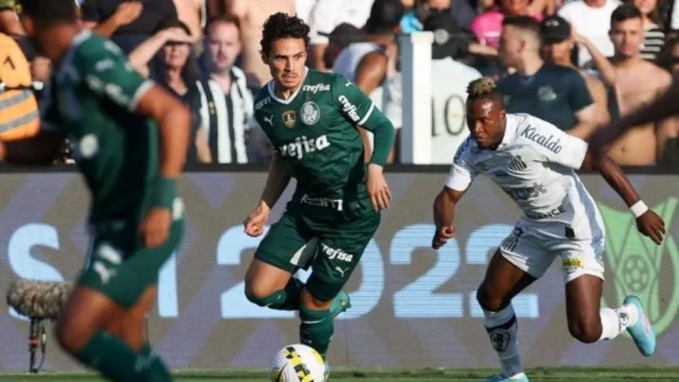 Veiga perde pênalti, mas Palmeiras vence Santos e lidera o Brasileirão