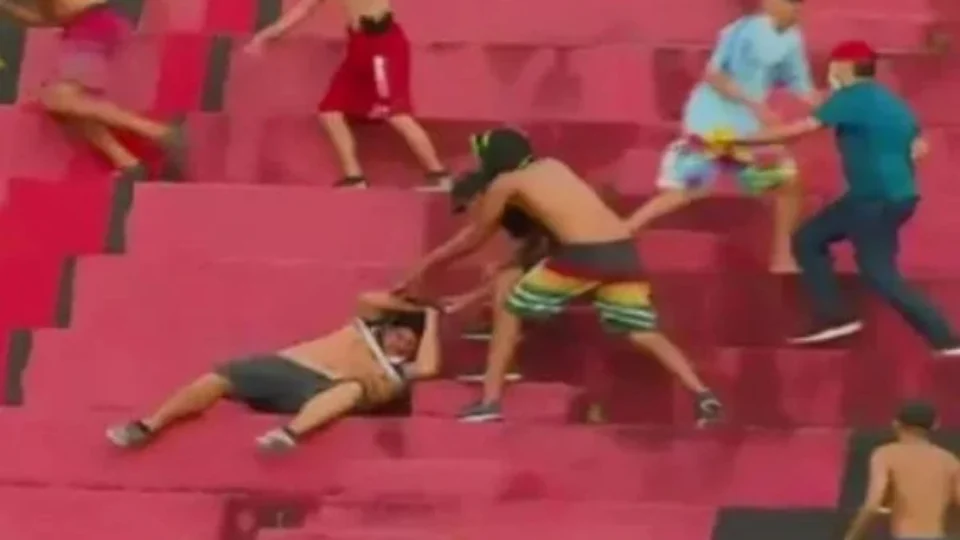 VEJA VÍDEO: Organizada do Sport invade setor de corintianos e inicia briga