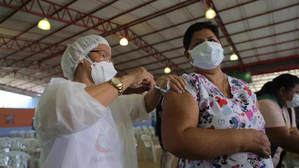 Manaus amplia quarta dose de vacina contra Covid nesta quinta￼