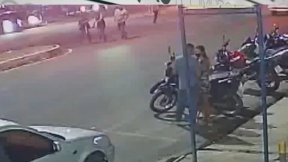 VEJA VÍDEO: criminosos cercam moto em calçada e furtam veículo