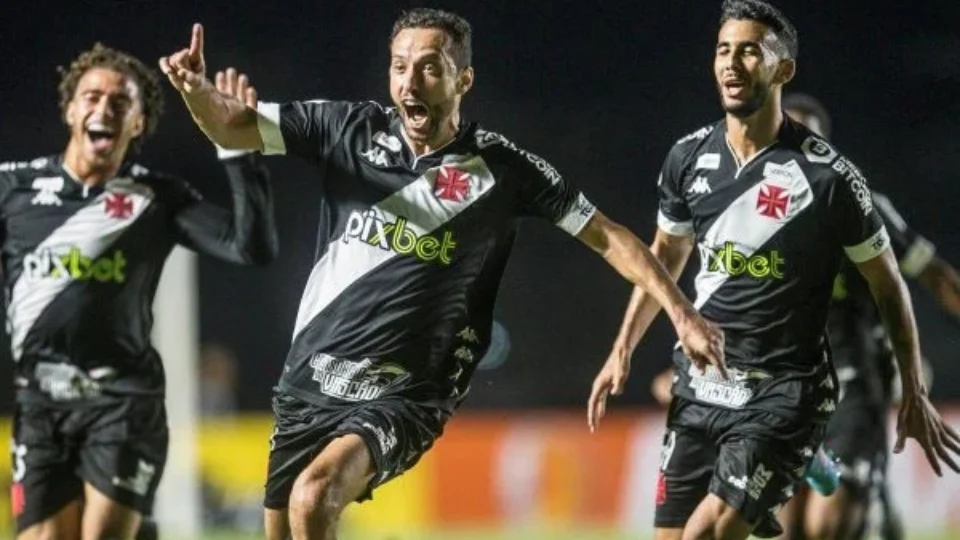 Em noite de Nenê, Vasco vence Brusque e é vice-líder da Série B