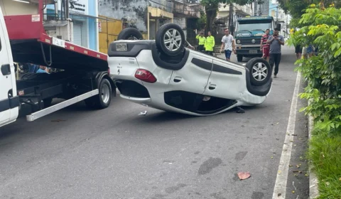 Homem dorme no volante e capota carro no bairro Praça 14 em Manaus