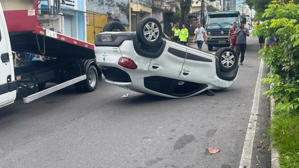 Homem dorme no volante e capota carro no bairro Praça 14 em Manaus