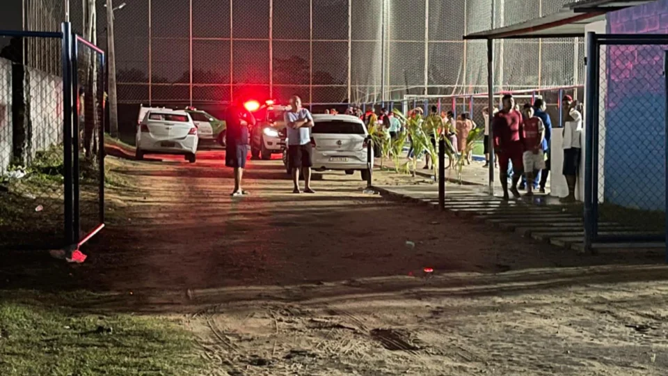 VEJA VÍDEO: Homem é morto por pistoleiro em campo de futebol