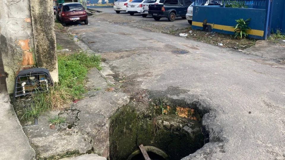 Moradores fazem denúncia de bueiros no bairro Petrópolis