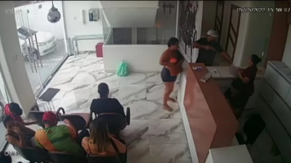 VEJA VÍDEO: Dupla faz arrastão em consultório odontológico em Manaus