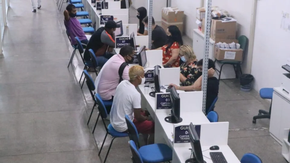 Está desempregado? Confira mais de 100 vagas em diversas áreas para esta sexta