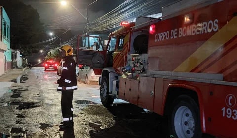 Incêndio em residência consome caminhão na Zona Leste