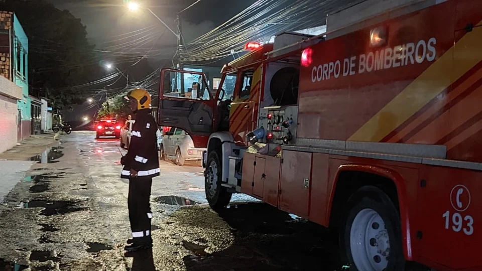 Incêndio em residência consome caminhão na Zona Leste