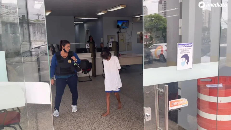 URGENTE: moradora de rua é presa após esfaquear marido; ela alega que sofria agressões