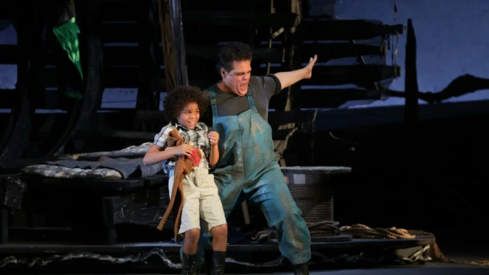 Espetáculo ‘Peter Grimes’ emociona no palco do Teatro Amazonas