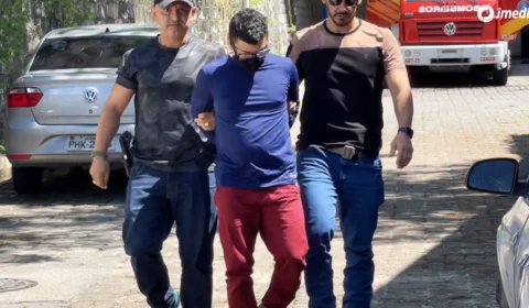 VÍDEO: suspeito da morte do cabo da PM se apresenta com advogados na DEHS