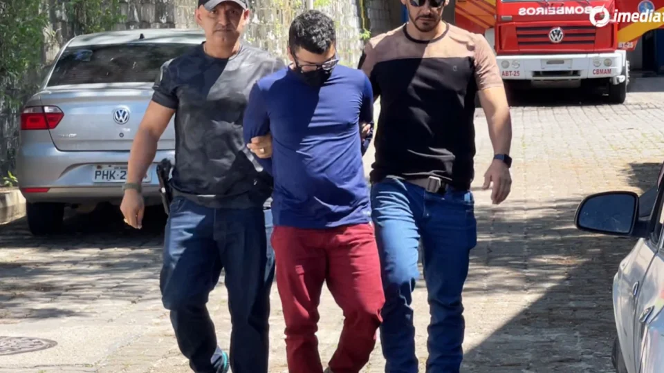 VÍDEO: suspeito da morte do cabo da PM se apresenta com advogados na DEHS