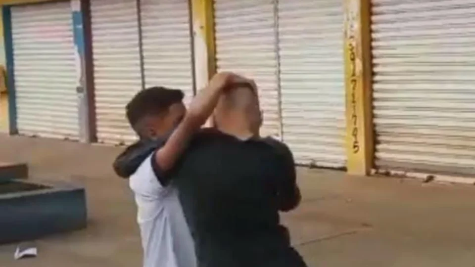 VEJA VÍDEO: alunos trocam socos e pancadas no interior do Amazonas