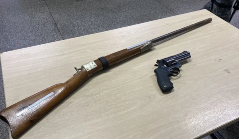 Criminoso é preso, outro foge e armas são apreendidas no bairro Cidade Nova