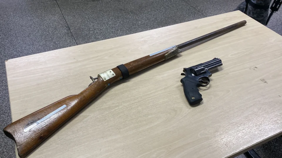 Criminoso é preso, outro foge e armas são apreendidas no bairro Cidade Nova