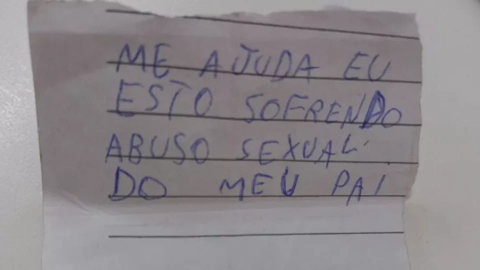 Menina que pediu ajuda em bilhete sofria abusos desde o início deste ano